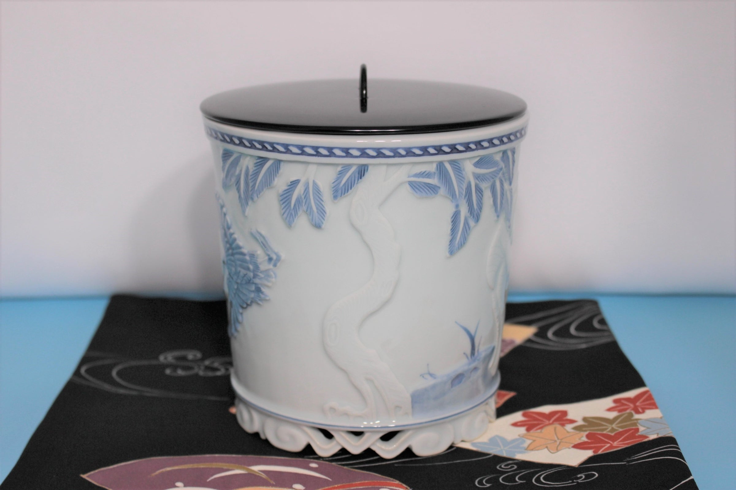 高麗青磁　しのぎ　陽刻文　平皿 高麗青磁 しのぎ 陽刻文 平皿 高麗 青磁陰刻鳳凰文鉢 | 骨董と詩学